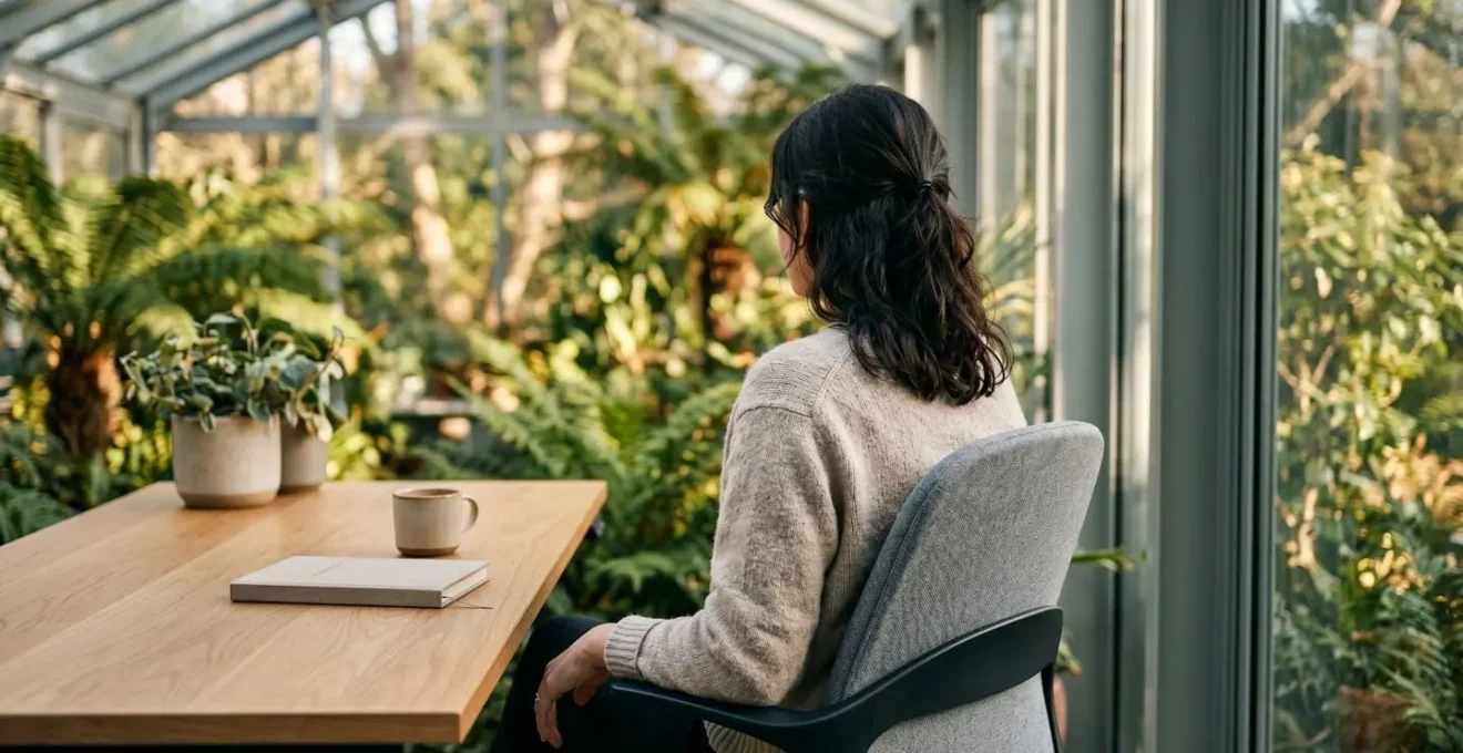 Bureau aménagé dans une véranda lumineuse avec gestion optimale de la lumière naturelle