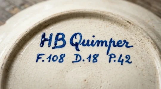 Authentification d'une faïence de Quimper HB-Henriot avec examen de la signature au dos d'une assiette peinte main