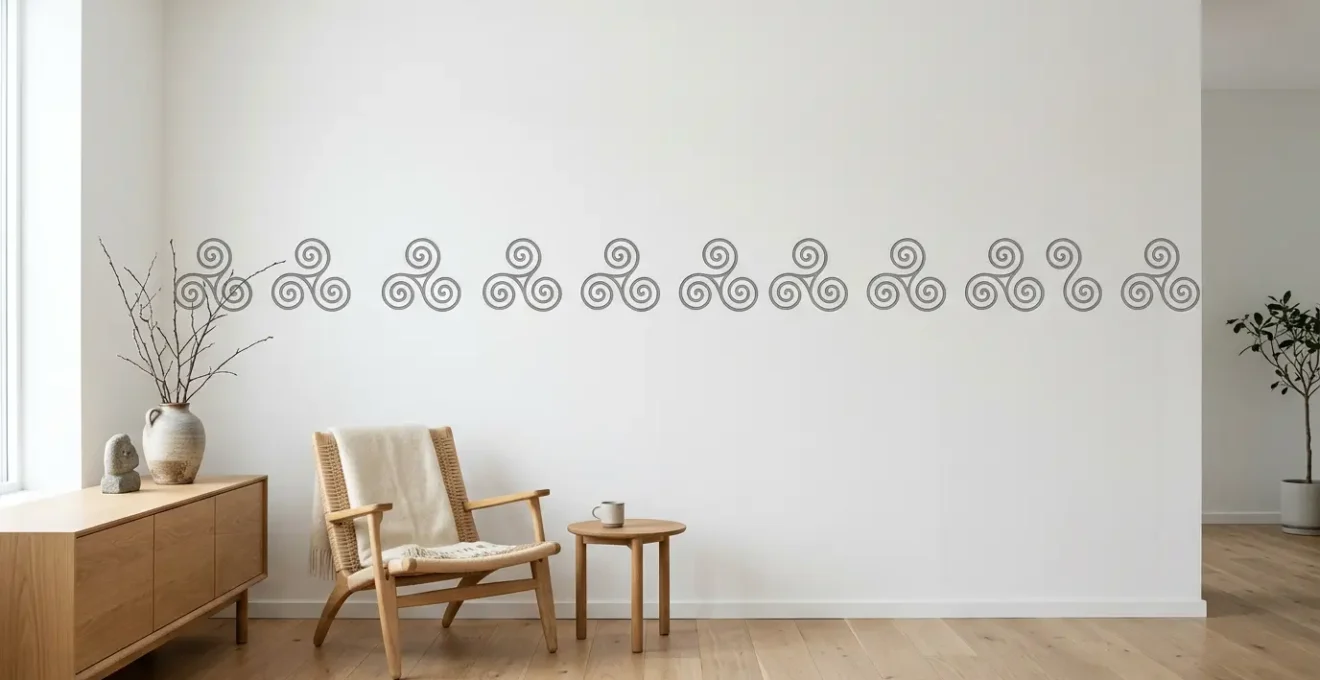 Motifs celtiques géométriques intégrés dans une frise murale épurée pour une décoration intérieure contemporaine