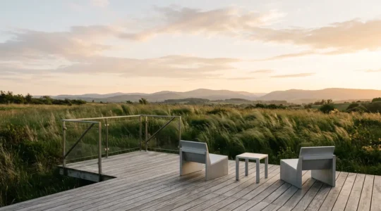 Terrasse moderne en bois exposée au vent avec mobilier sécurisé et protection naturelle au printemps