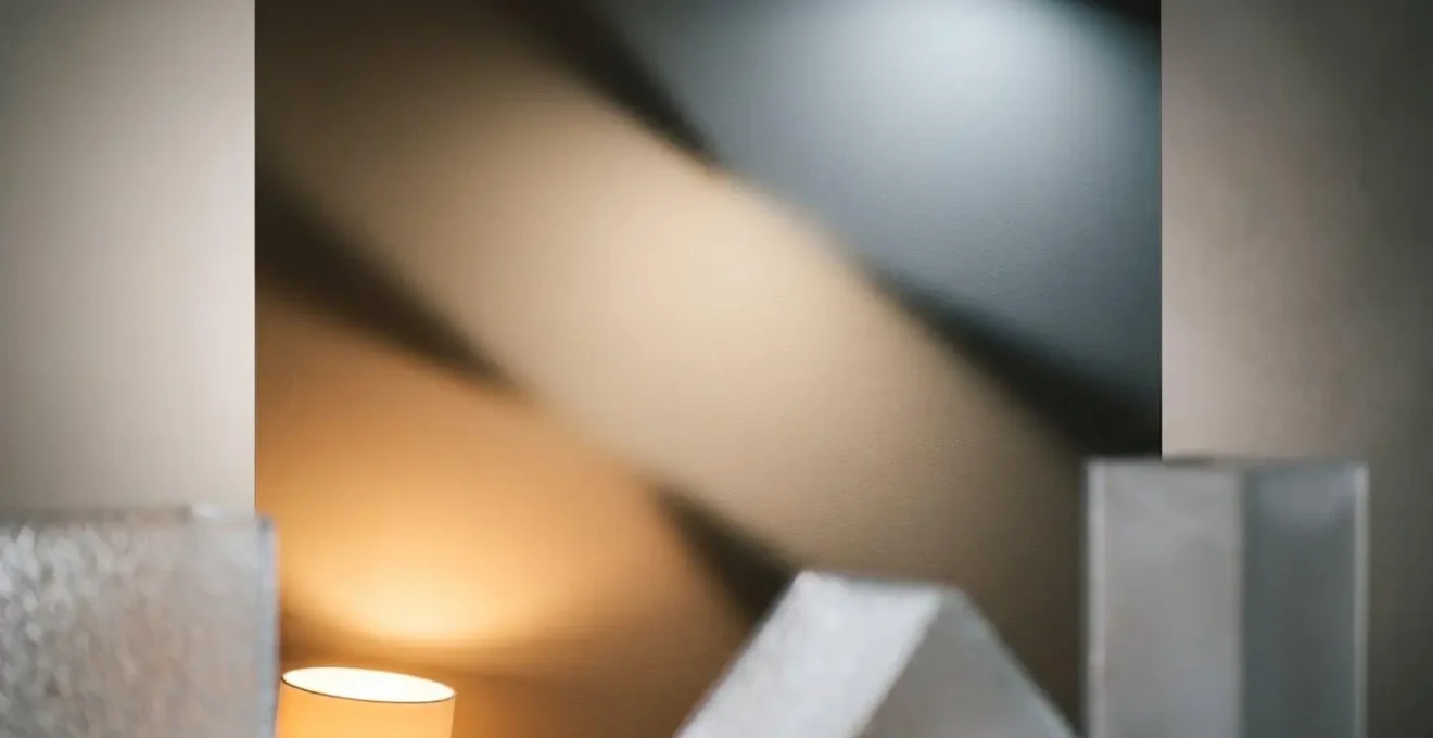 Comparaison d'éclairages à différentes températures Kelvin sur mur beige en ambiance nocturne