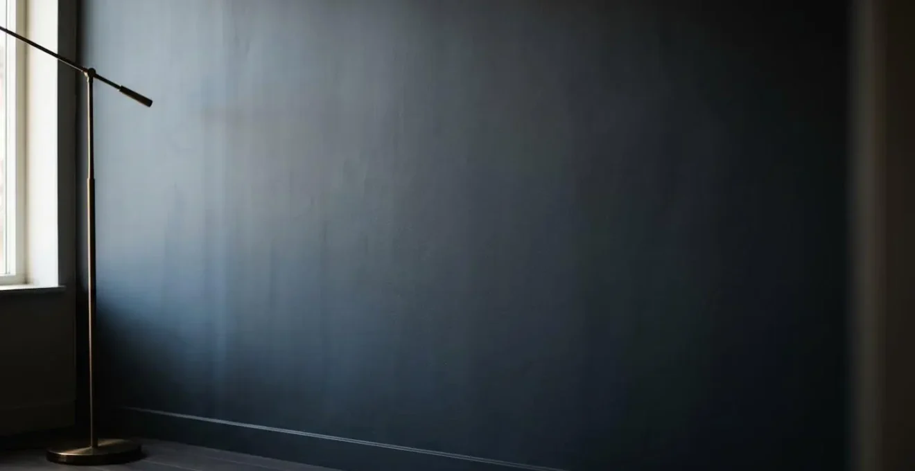 Mur peint en Gris de Payne avec jeu de lumière naturelle révélant les nuances bleues et noires de la couleur