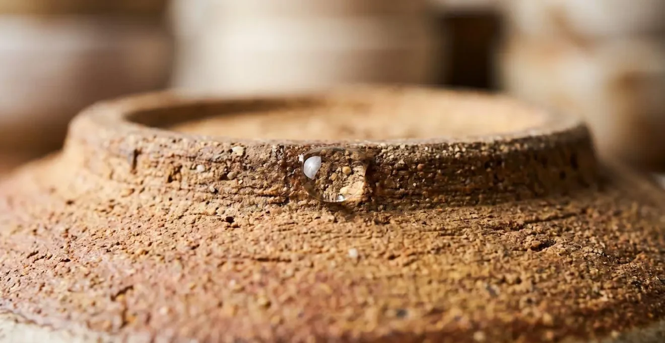 Goutte d'eau déposée sur la surface d'une assiette en grès pour tester sa porosité