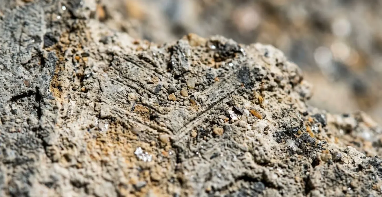 Détail macro d'un mur en enduit à la chaux montrant les reliefs et textures minérales irrégulières
