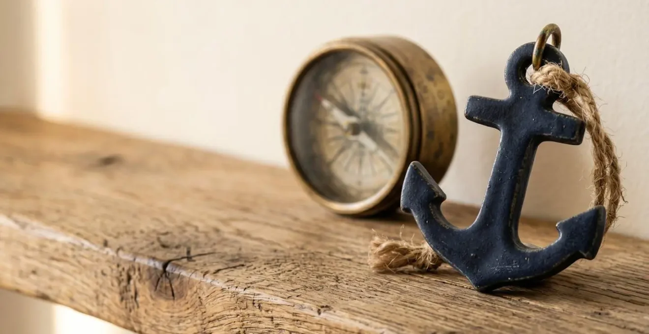 Vue rapprochée d'accessoires de décoration nautique évolutifs posés sur étagère en bois montrant la transition entre styles enfantin et adolescent